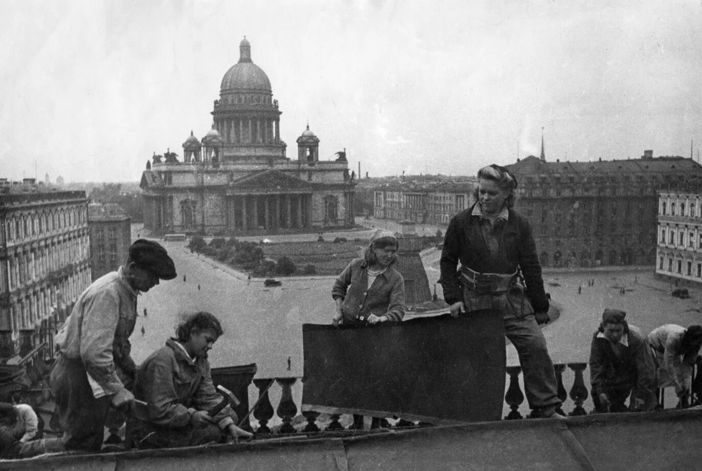 Ленинград большая и толстая. Ленинград город 1946. Ленинград город 1945. Ленинград после войны 1941.