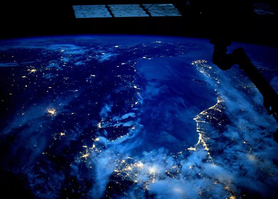 планета из космоса. космос черно белый. про космос на ночь. космос фэнтези. земля с космоса ночью.