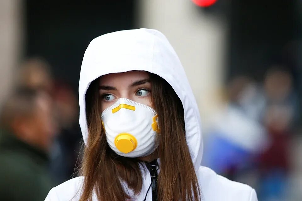 Контакте с заболевшим коронавирусом. Красивая девушка в маске. Девушка в медицинской маске. Человек в медицинской маске.