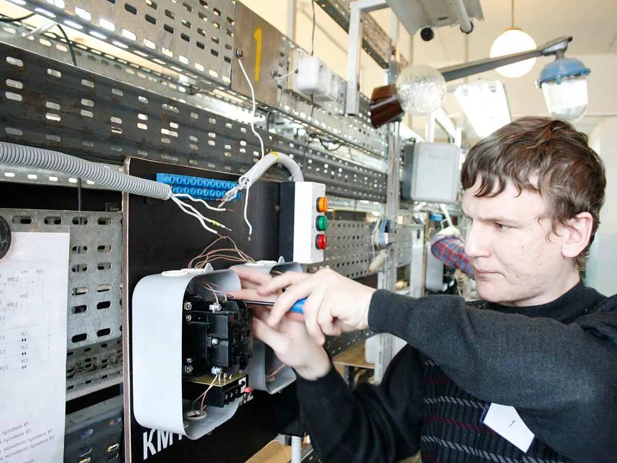 электромонтер по ремонту и обслуживанию электрооборудования. электромонтер. монтаж электрооборудования. электромонтер электрооборудования. профессия электрик.