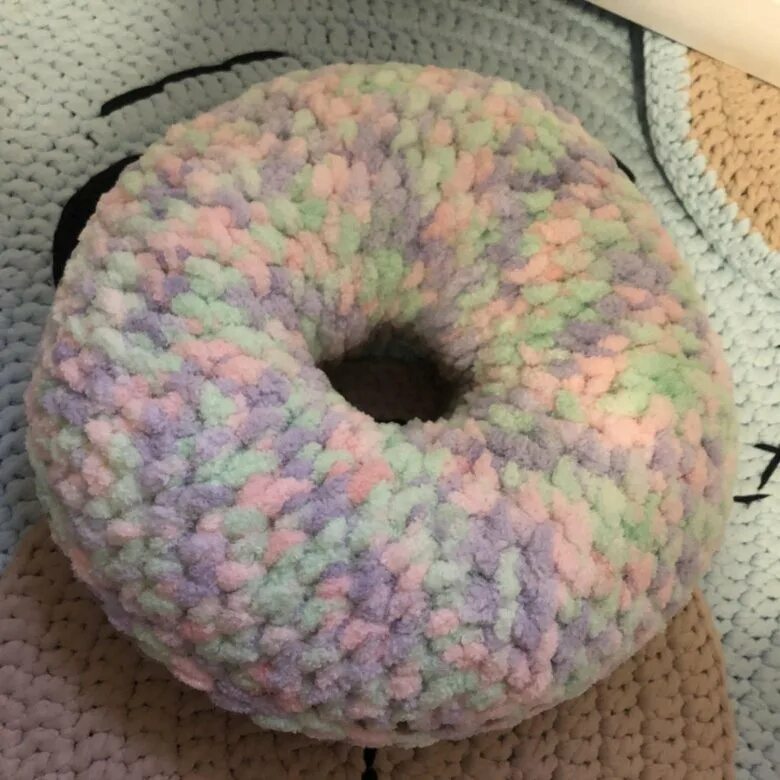 Подушка макарун alize puffy. Пончик из ализе пуффи. Пончик alize puffy. Подушка пончик из ализе пуффи. Пончик alize puffy.