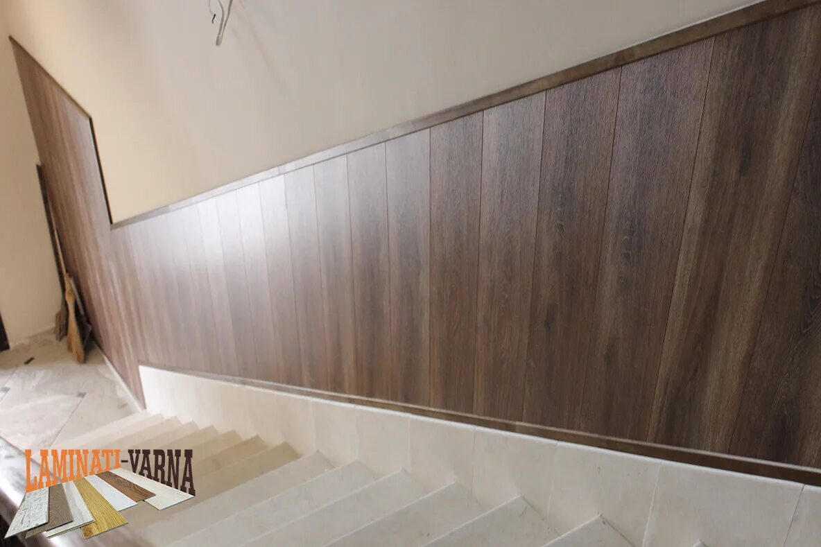 Снизу по середине. Шпонированные панели Topperfo Micro Ulme Stone Edition Acoustic Wood Panel. Отделка стен панелями из ламината. Отделка нижней части стены ламинатом. Комбинированный ламинат на стене.
