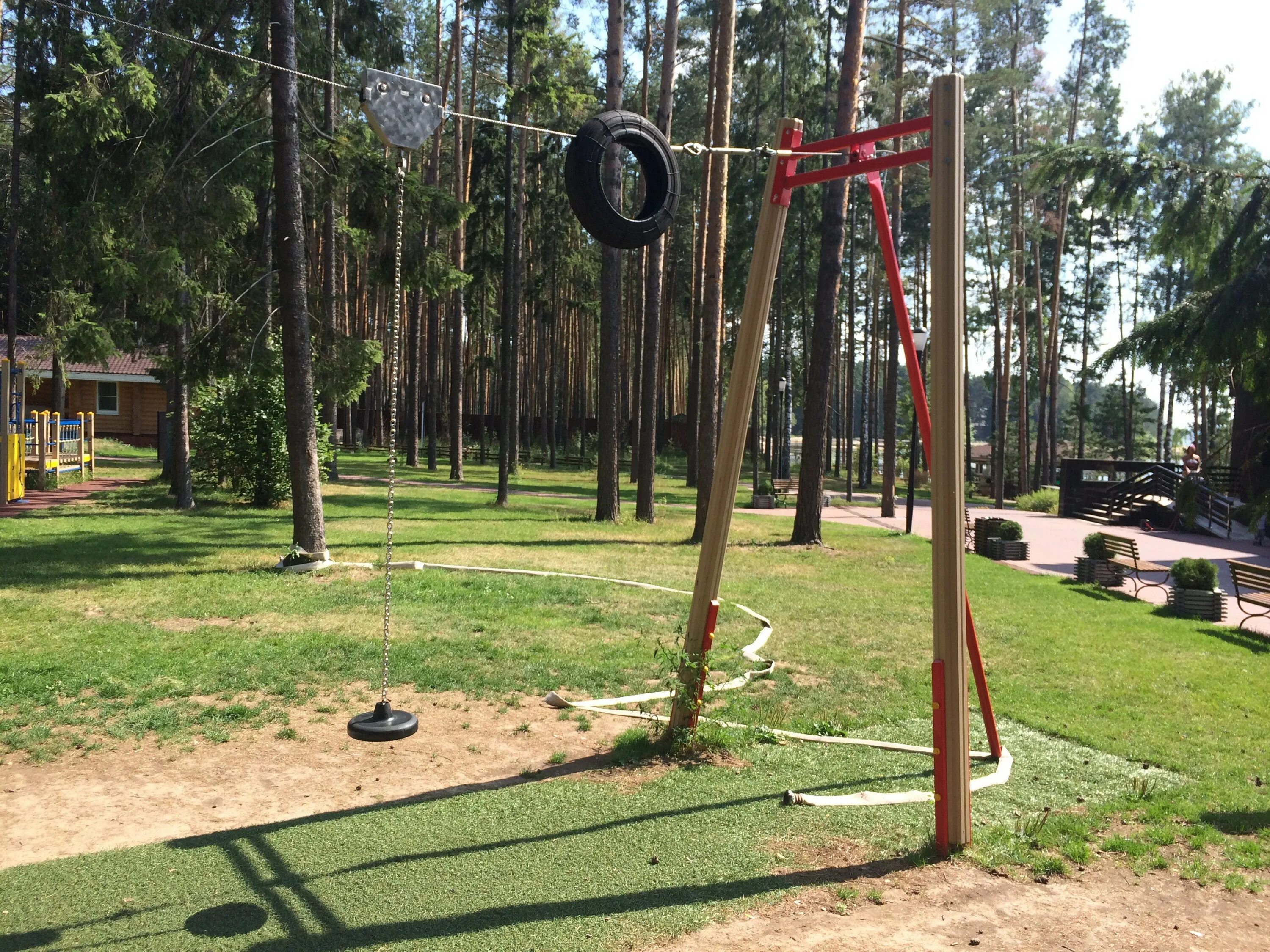 Троллей zipline рускеала. Веревочная тарзанка. Тарзанка на детской площадке. Качели тарзанка для дачи. Тарзанка на даче.
