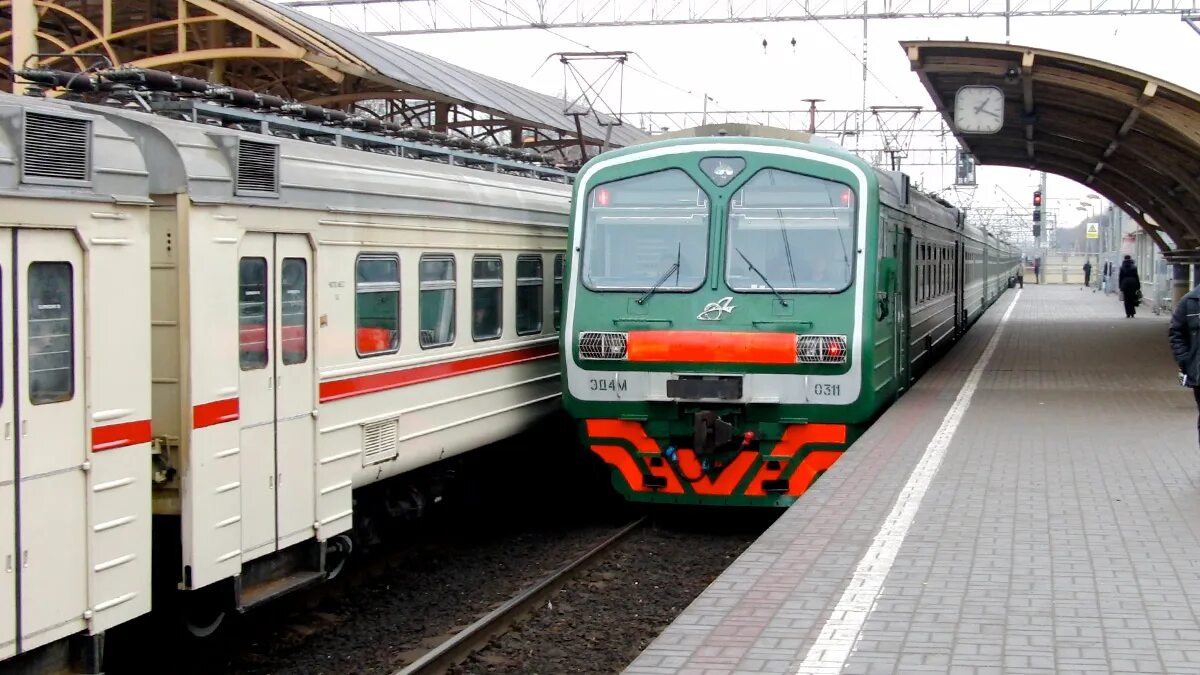 Четверо поездов. Пригородный поезд. Скорость электрички пригородной. Поезд эм4. Электропоезда Ярославского направления часть 1.