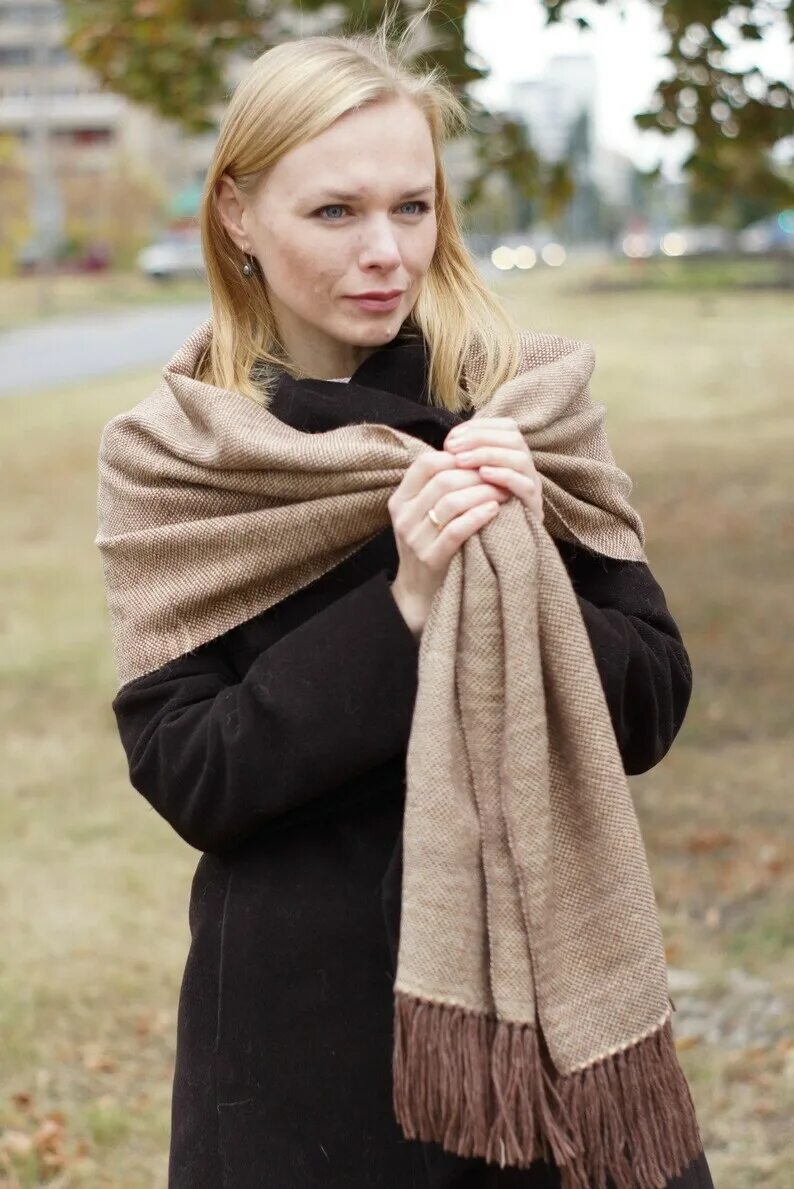 Шарфы одеваются. Длинный широкий шарф. Стильный шарф. Куртка с шарфом. Шарф круглый на на шею.