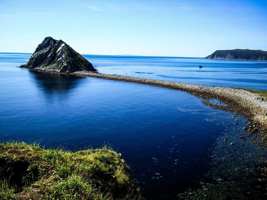 Природные ресурсы острова. Остров Сахалин Охотское море. Морской заповедник Саут-Уотер-Кей,. Сахалин побережье Охотского моря. Шантарские острова Охотское море.