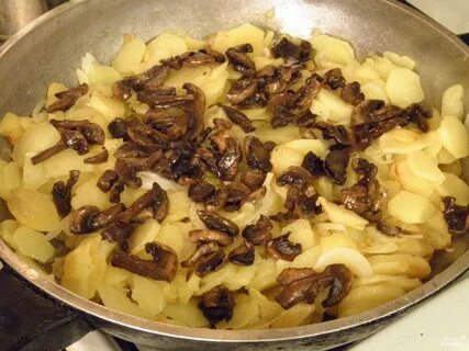 Картошка с сухими грибами на сковороде