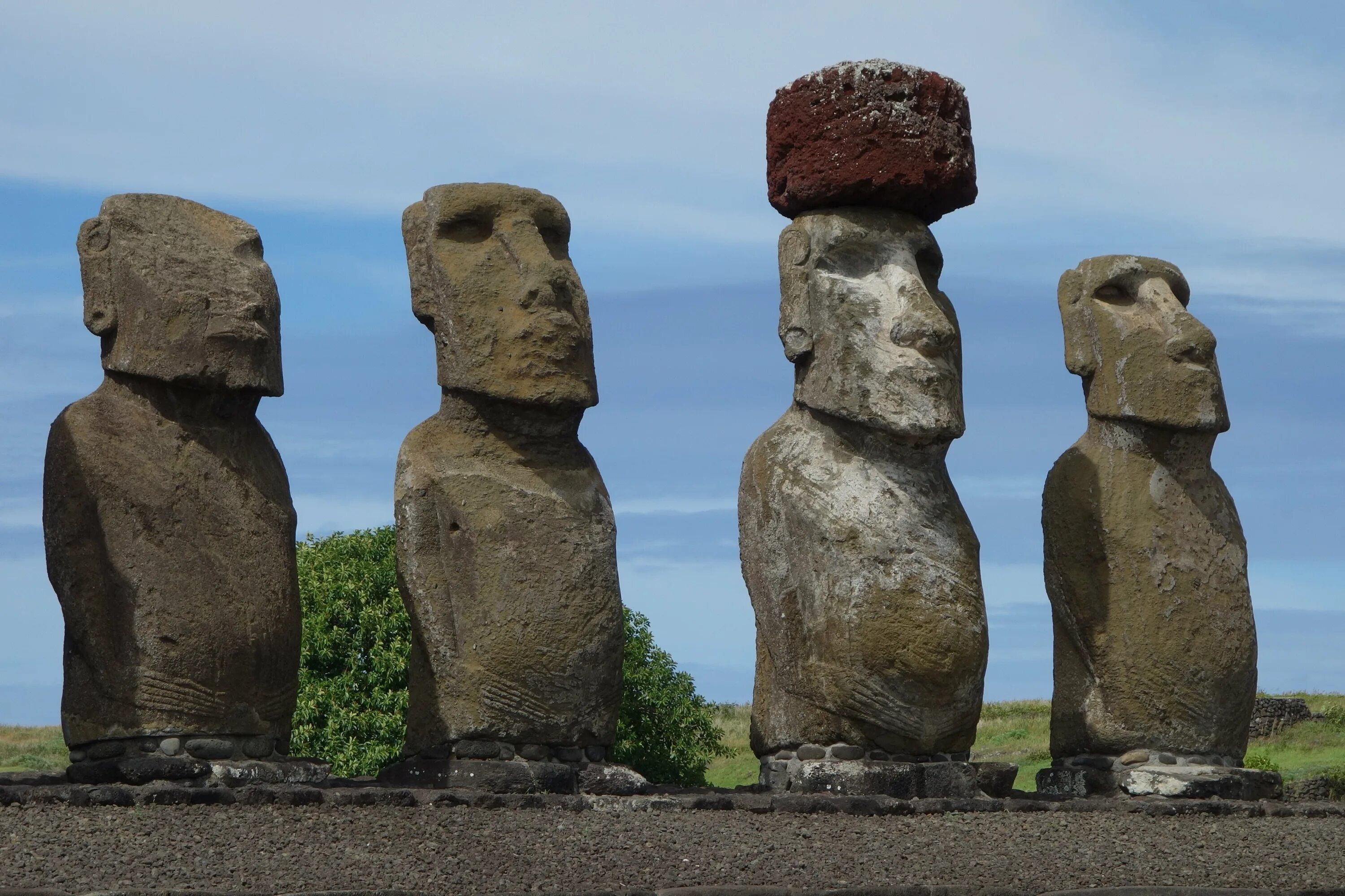 Каменные идолы. Остров Пасхи статуи Моаи. Каменные истуканы острова Пасхи. Идолы острова Пасхи. Моаи на острове Пасхи.