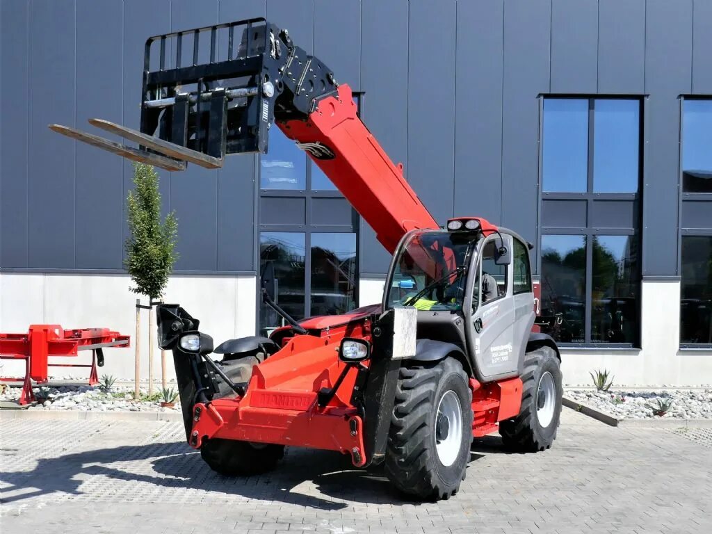 Купить телескопический б у. Manitou MT 1840. Manitou MT 1840 easy75d. Маниту телескопический погрузчик. Телескопический погрузчик sany sth1056a.