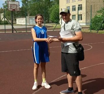 Перед футбольным турниром измерили рост игроков футбольной
