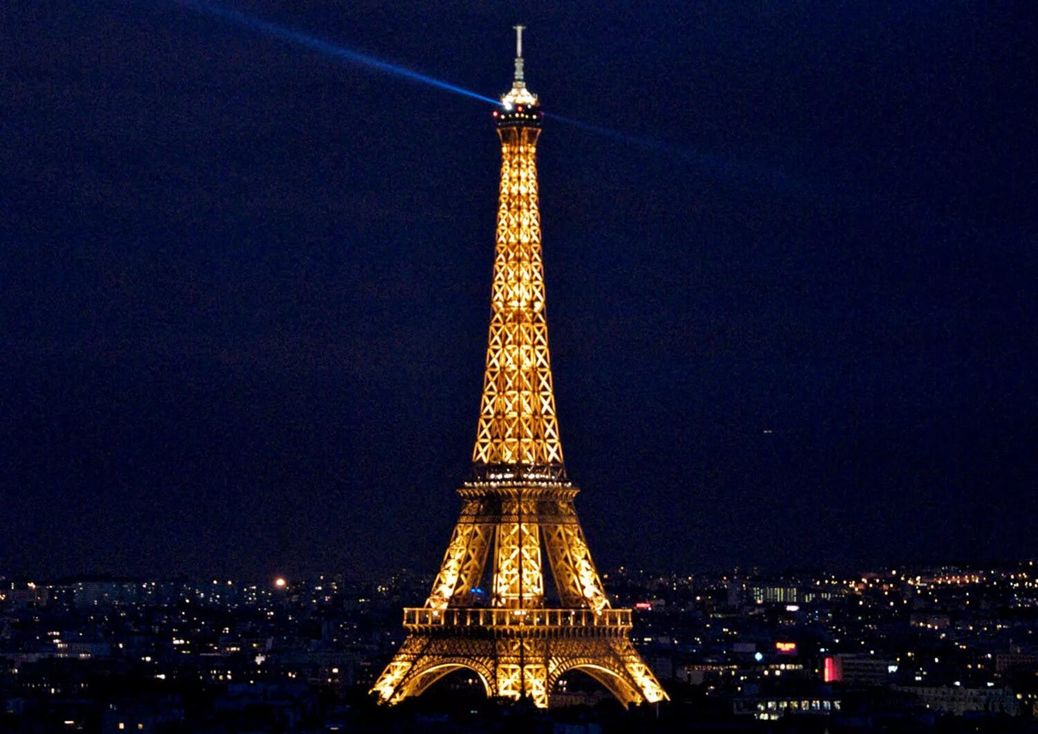 Какие бывают башни. Эльфивая башня в Париже. Эльфивая башня флаг Украины. Ночная Эйфелева башня. Эйфелева башня в Париже ночью.