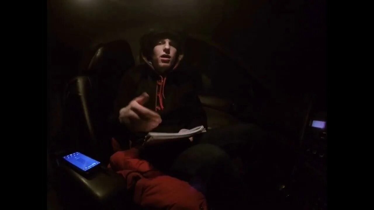 Пацан читает рэп. Читаем рэп видео. Читаем рэп видео. Макинтош рэпер. Красивые парни рэп.