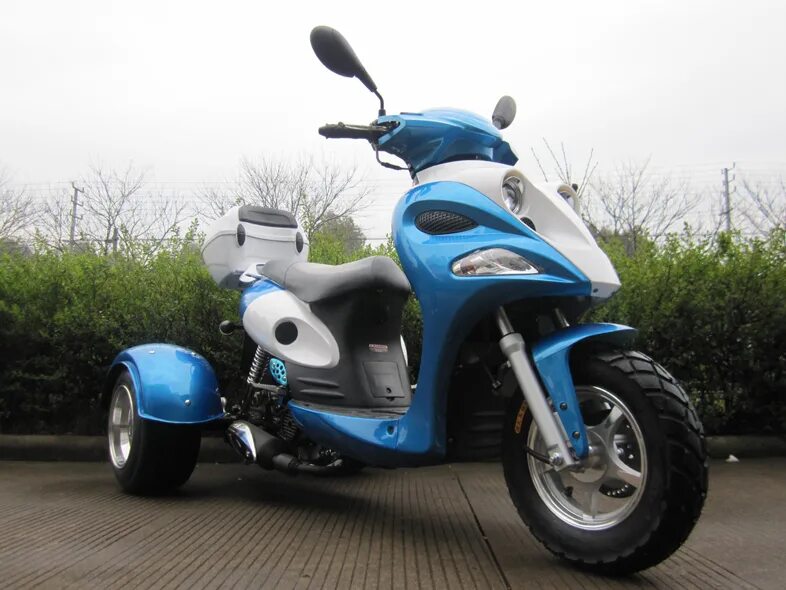 Скутер трехколесный взрослый бензиновый. Трехколесный скутер 2010 Piaggio. Trike 50cc. Reverse Trike 50cc. Скутер трицикл Maverick 150cc.