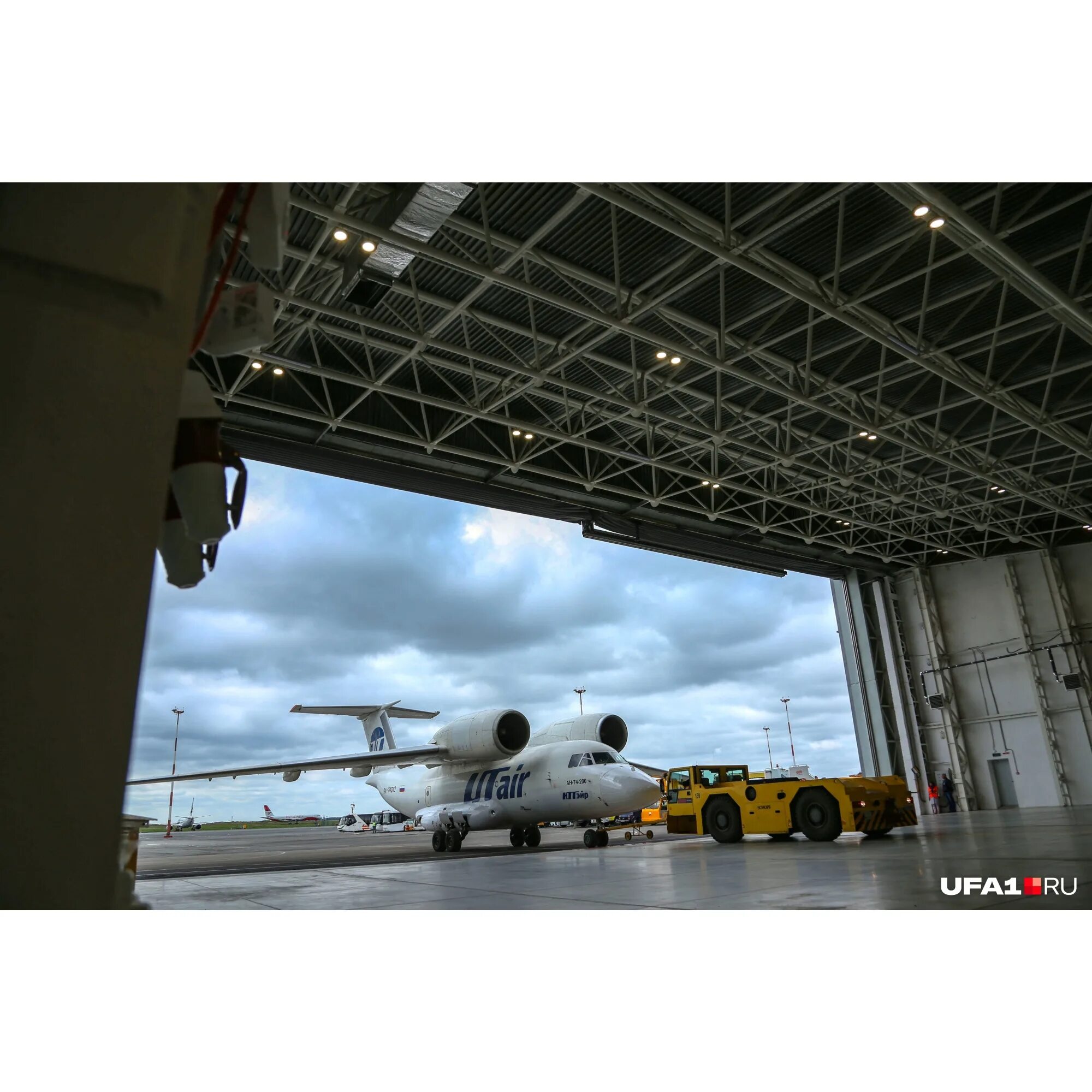 Самолет сургут. Самолет самара сургут. Вид с самолета на землю. 737-500 ютэйр. Самолет самара сургут.