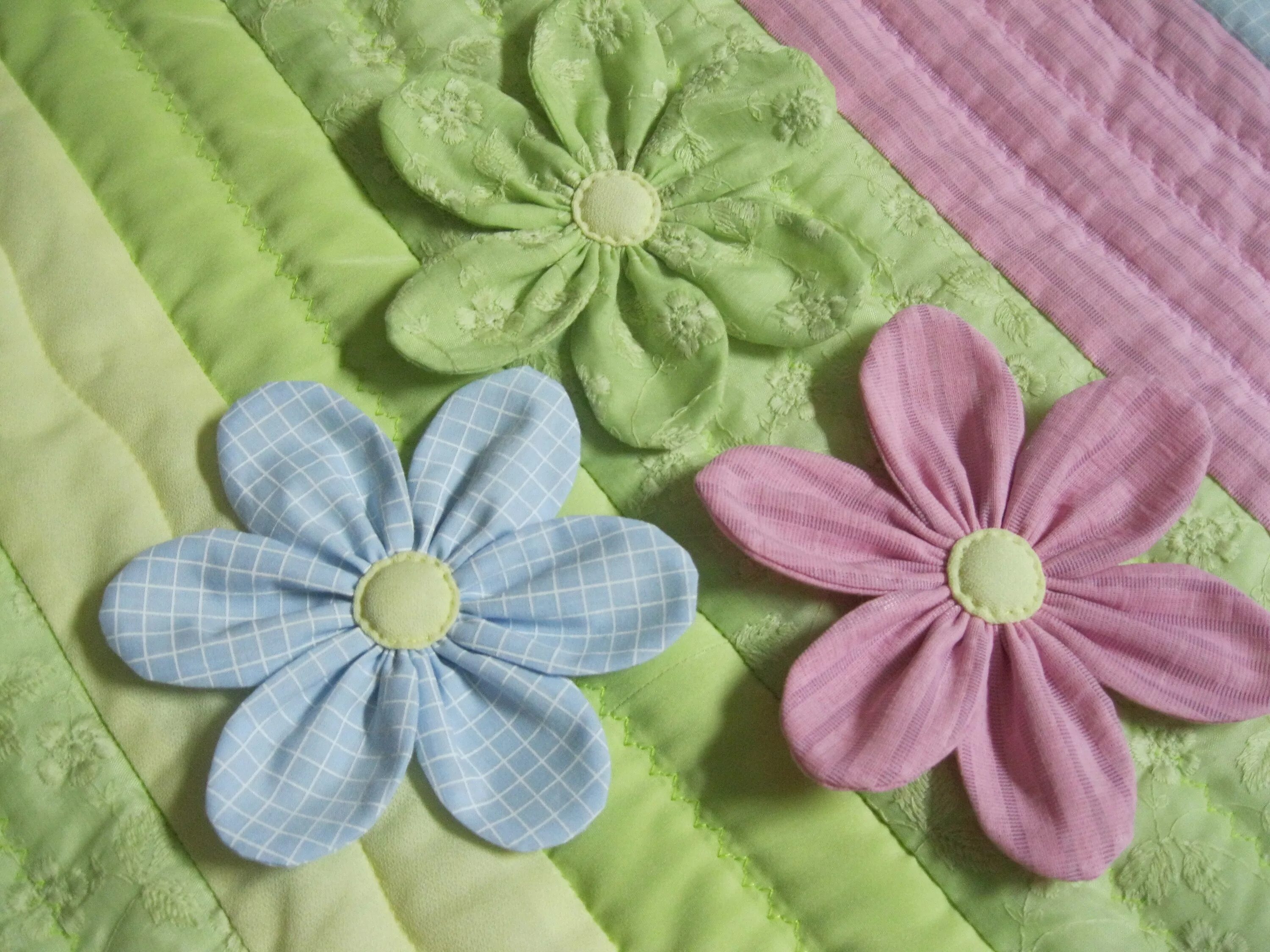 Подушка цветок из фетра. Декоративные подушки из фетра. Цветок для куклы из ткани. Как сшить цвета из ткани. Как сшить цвета из ткани.