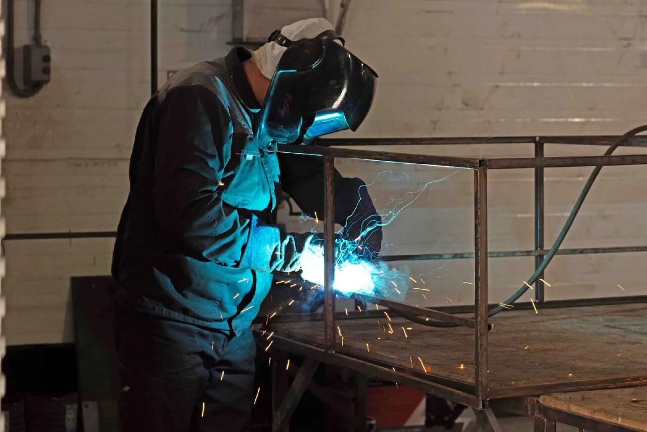 Сварочный цех. Сварка металлоизделий. Сварщик на полуавтомат. Электрогазосварщик. Предприятия работа сварщик.