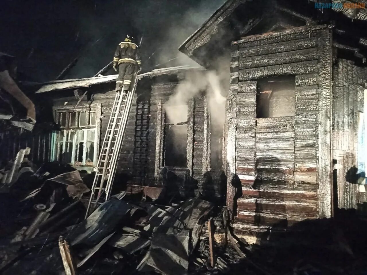 Горящий дом. Давай сгоревший дом. Деревянный дом в огне. Пожар в доме. Давай сгоревший дом.