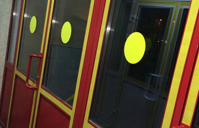 Желтые круги на стеклянных дверях