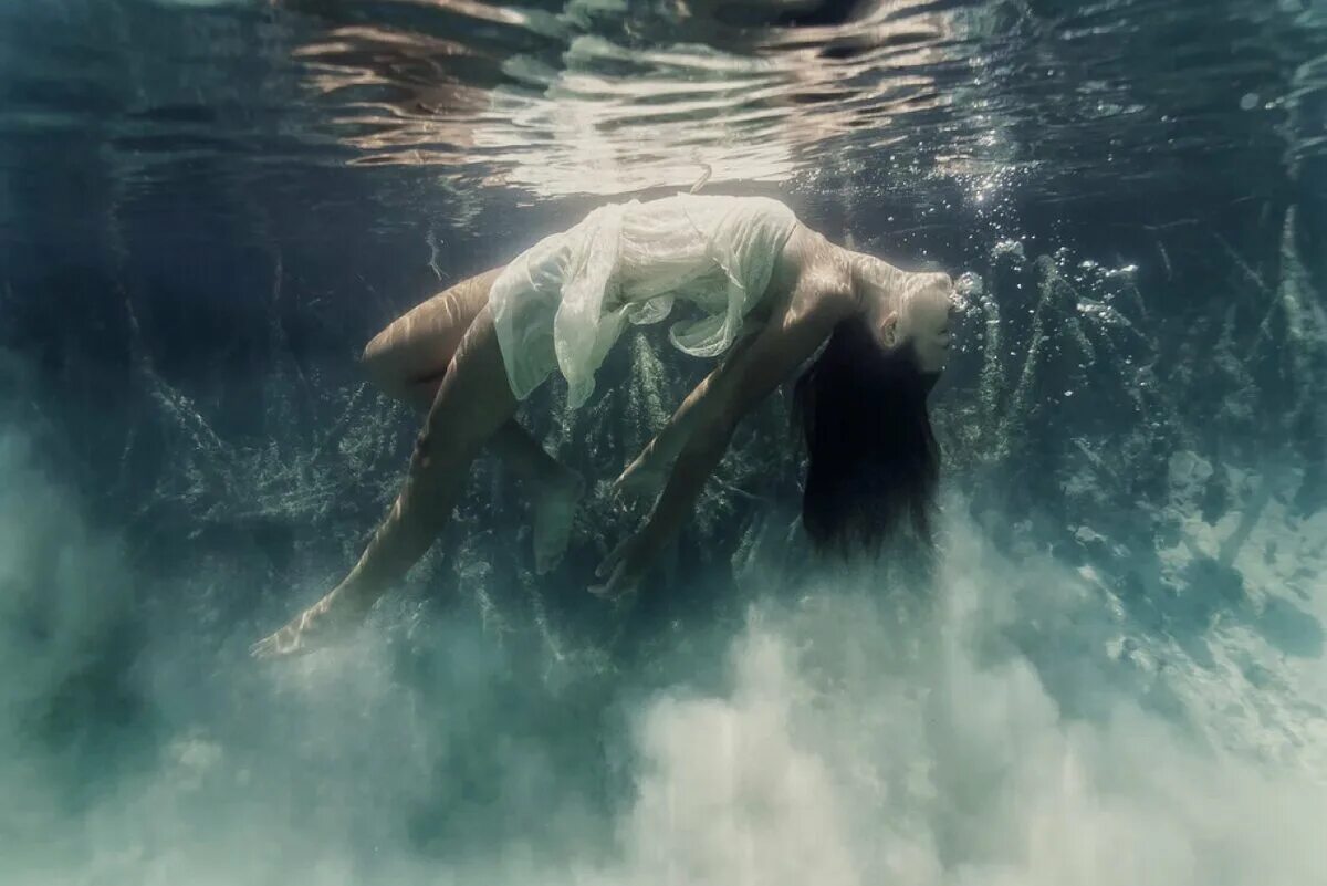 Девушка тонет в воде. Девушка падает в воду. Девушка под водой. Девушка под водой тонет. В душе ее вздымались волны ревел