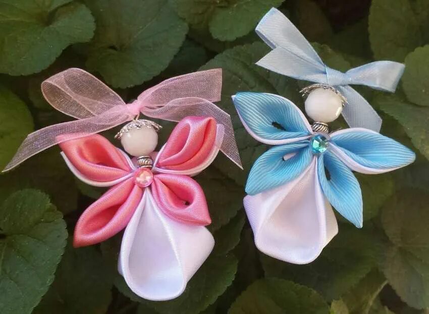Ангел из атласных лент. Ангелочек из атласных лент. Ангелочки из лент. Ангелочек из ленты. Ангелочки из органзы.