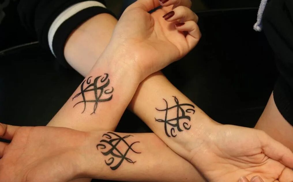 Знаки руками. Эскизы маленьких тату для девушек. Тату символы. Знак ом тату на запястье. Символы на запястье и их значение ручкой.