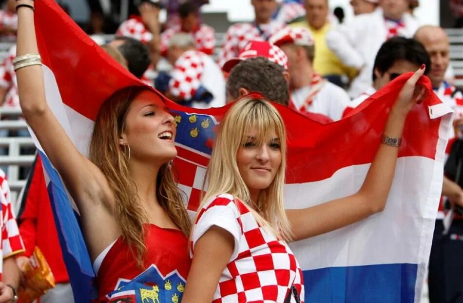 Фанатки только дорогих песня. Хорватские женщины. Хорватская болельщица. Болельщицы Чехии. Хорватская фанатка.