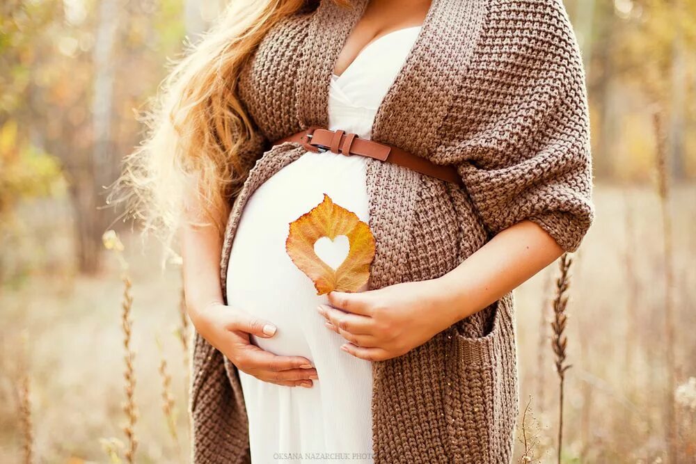 Осенняя фотосессия для беременных. Осенняя фотосессия беременности. Фотосессия беременных осенью. Осенняя фотосессия для беременных на природе.