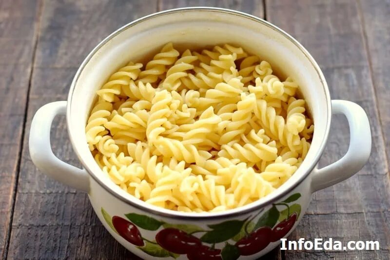 Сколько минут кипят макароны. Макароны в кастрюле. макароны вареные. сотейник для макарон. вареные макароны в кастрюле.
