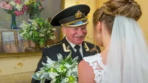 Старик женится на молодой девушке