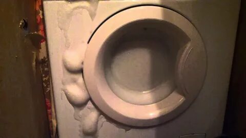 Стиральная вытекает