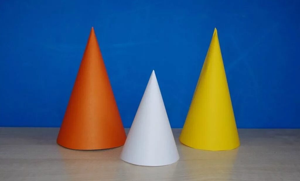 Игрушки из конуса. Конусы 2 класс. Поделки из конуса бумаги. Конструирование из конуса. Игрушка на конусе.