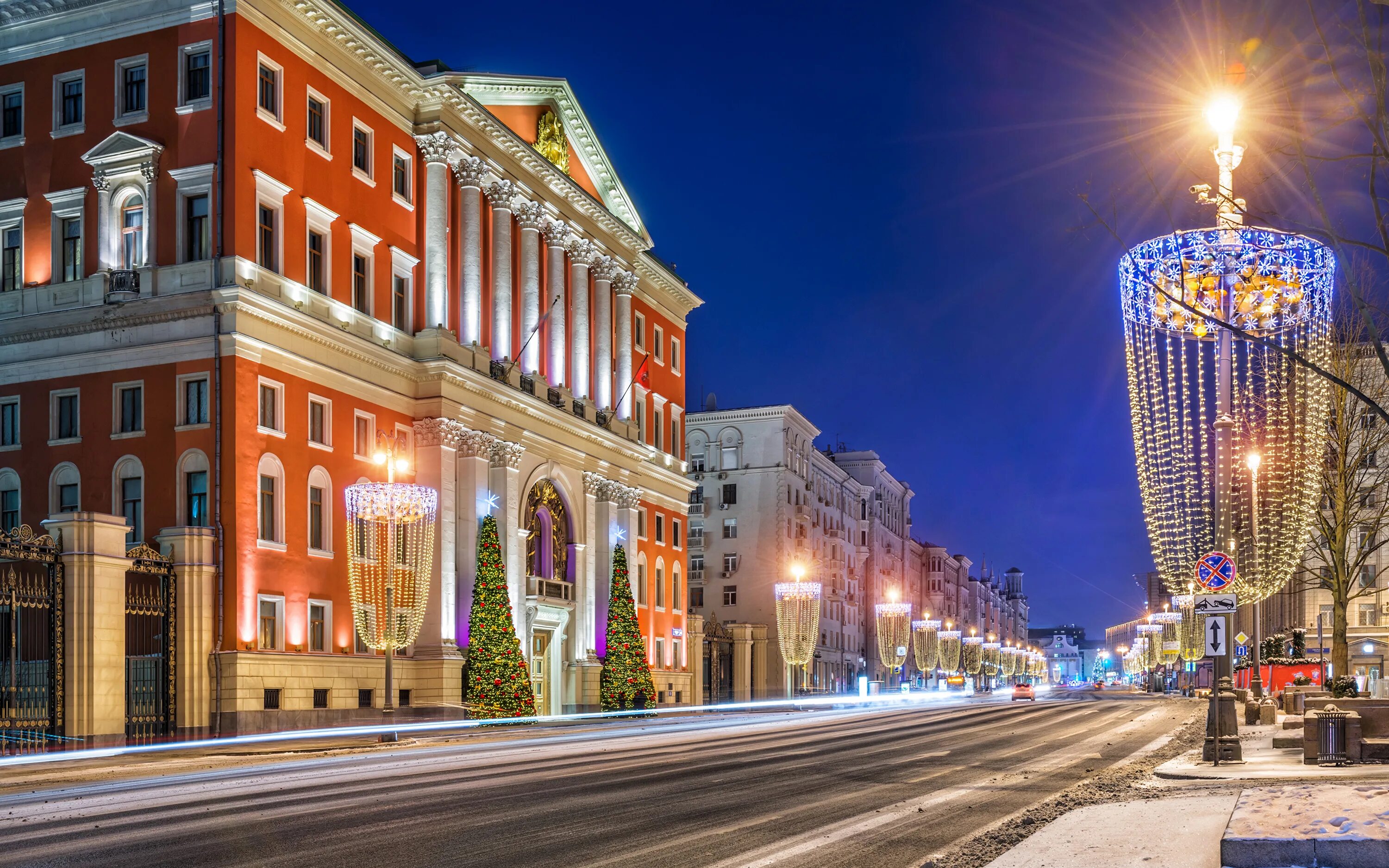 Улицу назвали красной. Тверская улица. Тверская Москва. Красивая Тверская улица Москва. Панорама Тверская улица Москва.