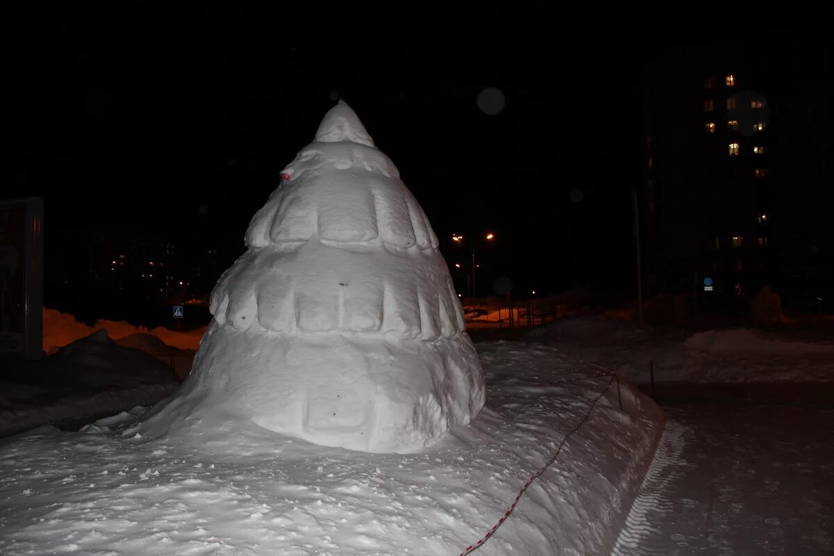 Елка из снега. Как сделать елочку из снега. Фигуры из снега. Фигуры из снега елка. Елка из снега в детском саду.