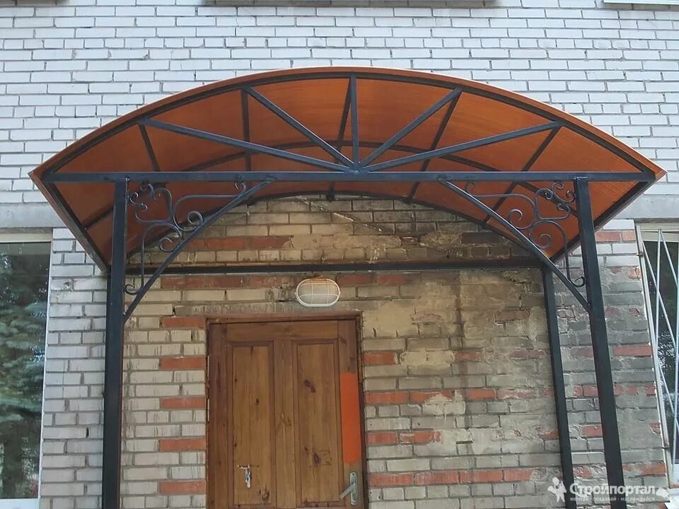 Навес над входом. Изготовление и монтаж козырька в спб. Козырёк над дверью из поликарбоната. Входные козырьки. Козырек металлический над крыльцом.
