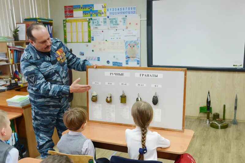 Патриотический урок в школе. Урок патриотического воспитания. Урок патриотизма в школе. Военное патриотическое занятие в школе. Урок патриотического воспитания в школе.