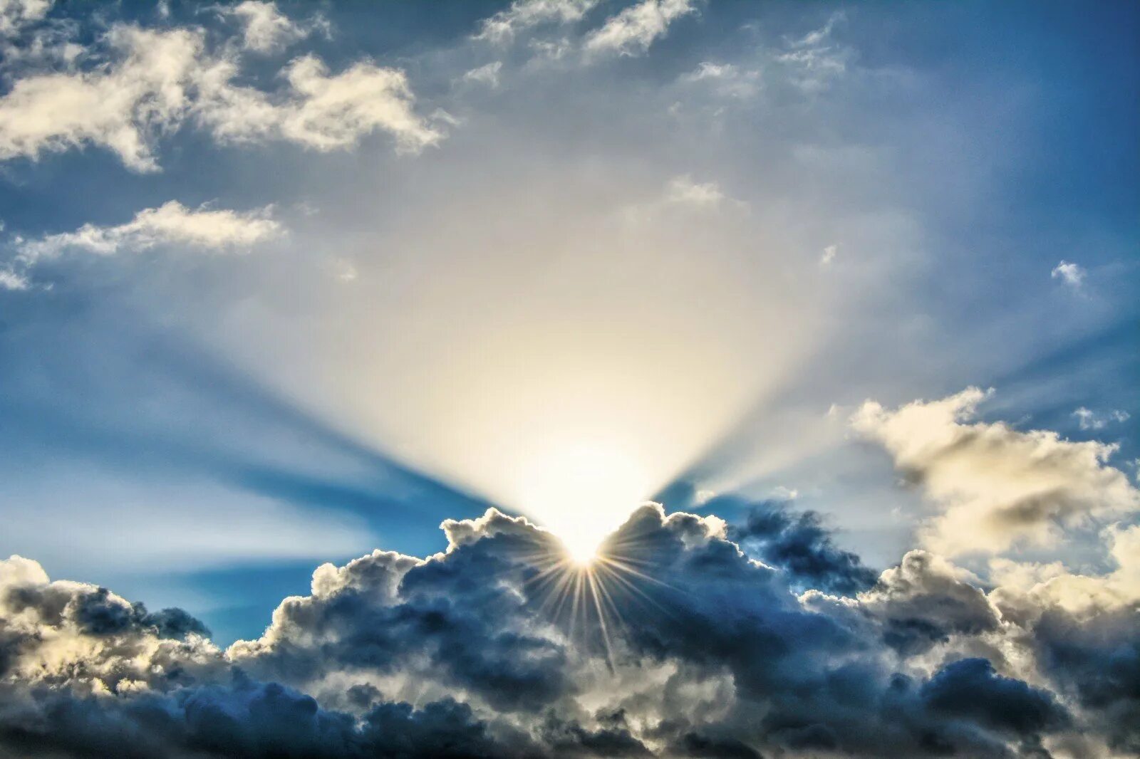 небесные ангелы. рай божий. бог в небе. напомнить небесный. ангел на облаке.