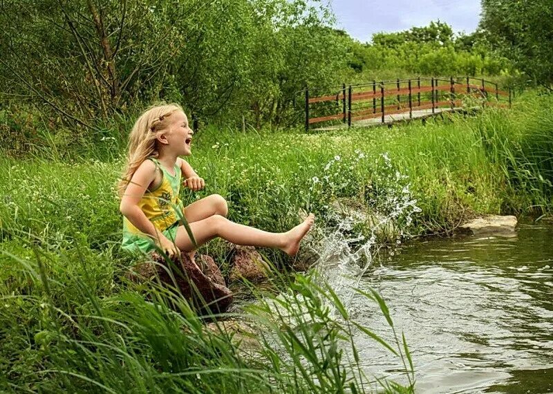 Купание в деревне. Девочка в деревне. Дети в деревне на реке. Девушки на пруду в деревне. На пруду в деревне дети.