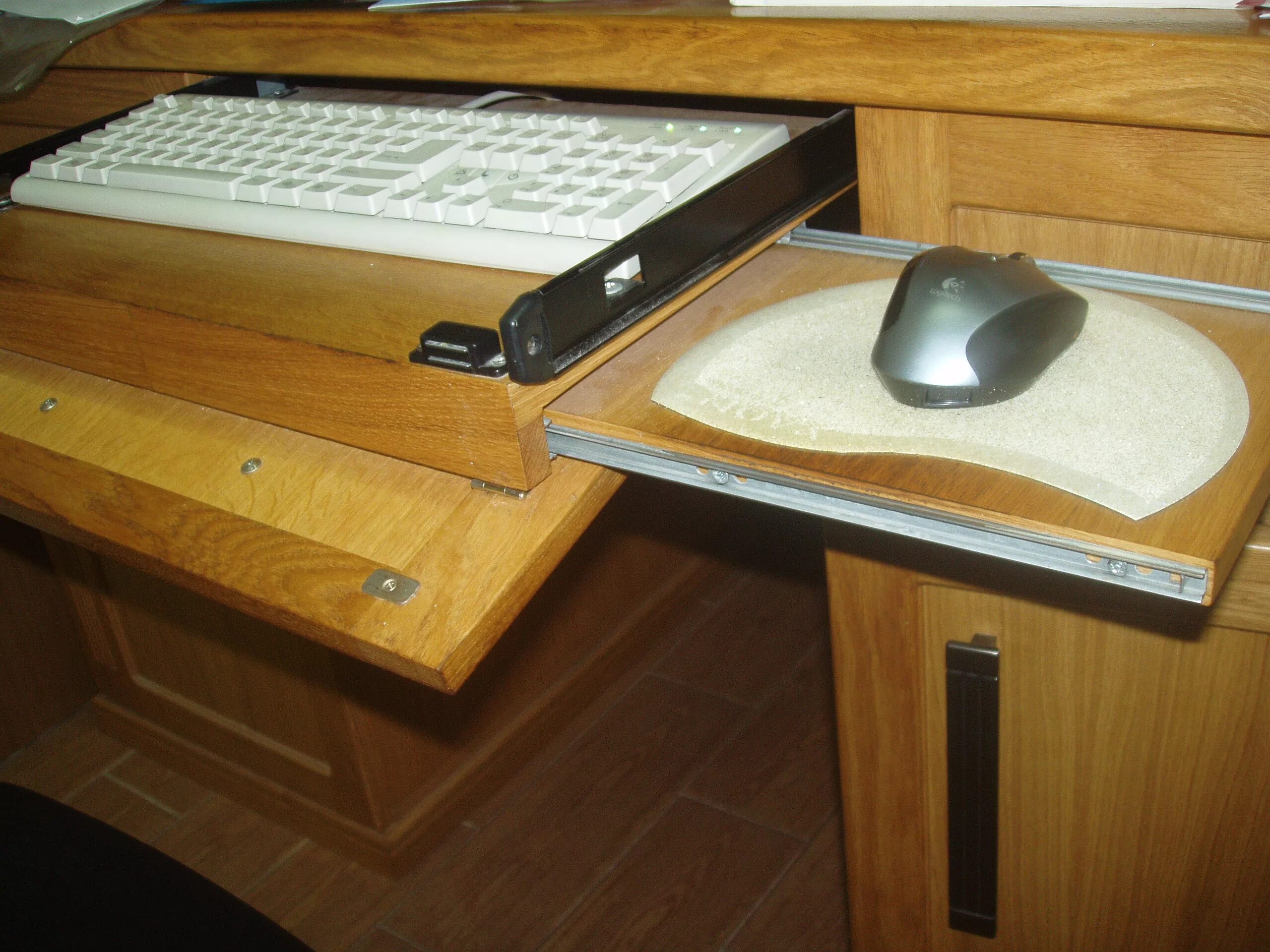 Стол компьютерный полкой под клавиатуру. Полка под клавиатуру пк48. computer keyboard drawers k-2 полка выдвижная для клавиатуры. полка для клавиатуры выдвижная. выдвижной столик для клавиатуры.