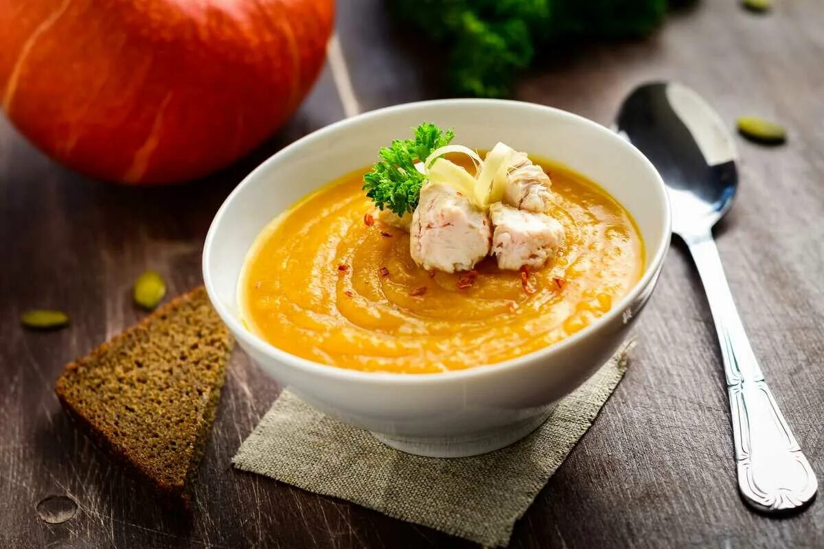 Самый вкусный суп пюре. Тыквенный суп-пюре с курицей. крем-суп из тыквы с курицей. суп пюре фламанд. пюре из тыквы.