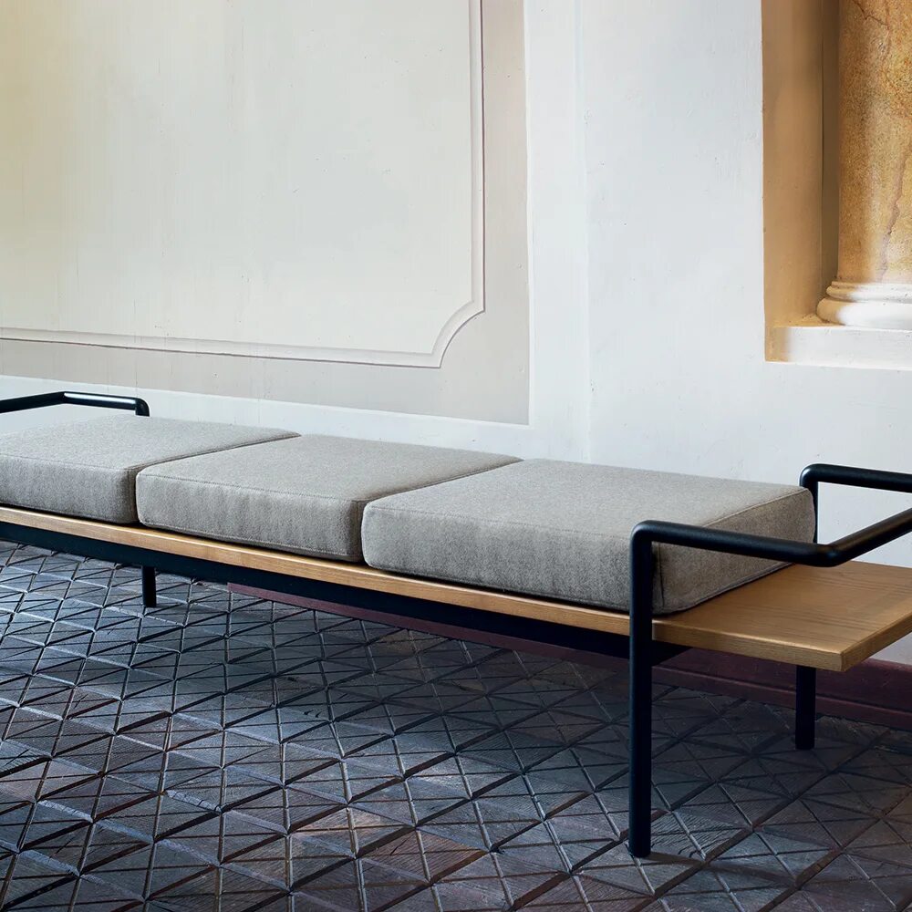 Банкетка в прихожую в современном стиле. Банкетка donatella bench. банкетка poltrona frau. скамейка poltrona frau. банкетка eichholtz bench cesare.