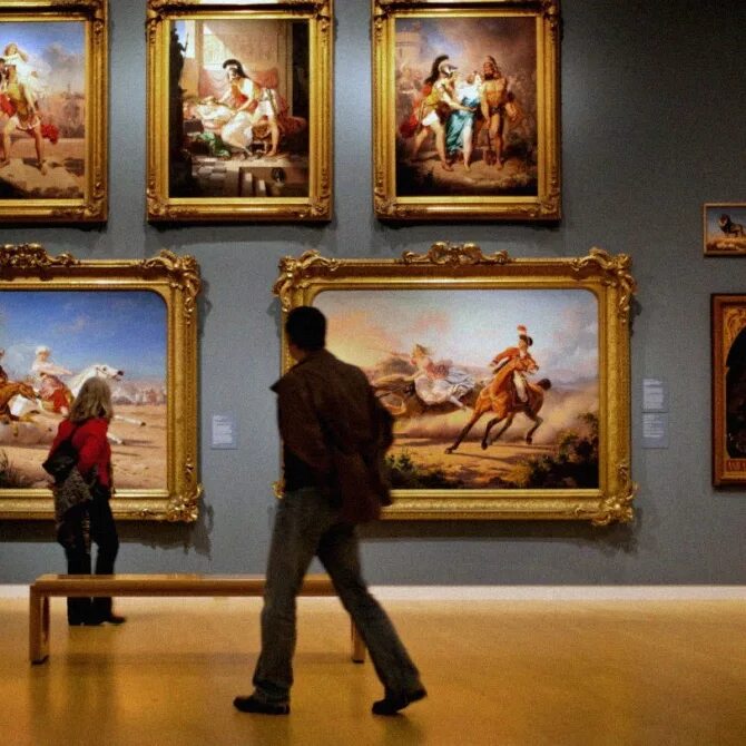 Работы различного рода. Галерея картин. Картина в музее. Люди в галерее.