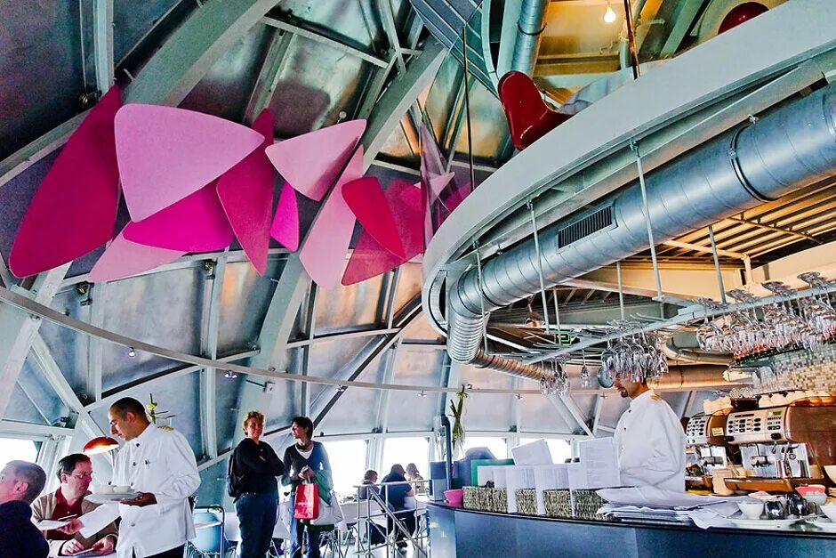 Необычные отели. Перевернутый дом в пиджен-фордж сша. Conch shell house (исла-мухерес, мексика). 10 самых оригинальных. Атомиум брюссель внутри.