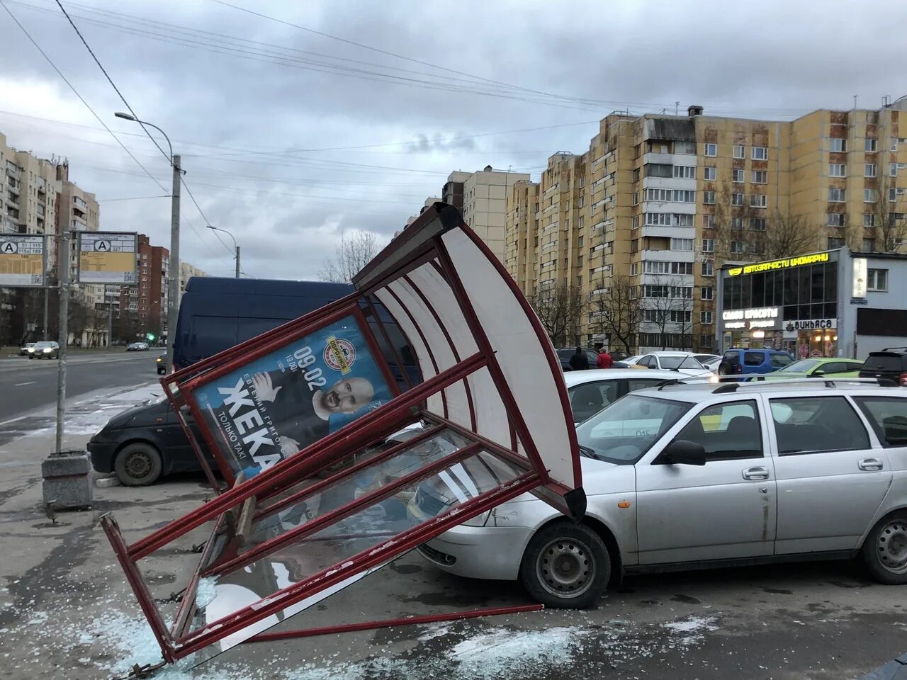 Грязная остановка. Остановка машины. Ужасная остановка. Грязная автобусная остановка. Остановка виноватый