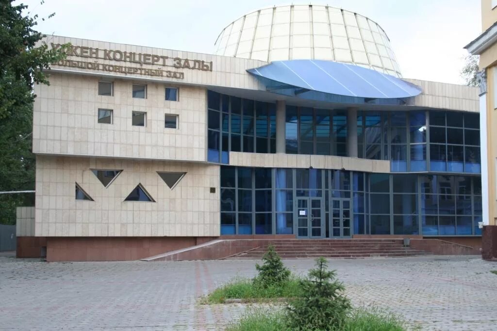 Консерватория имени курмангазы. Алматинская консерватория. Алматы тулебаева. Курмангазы алматы. Памятник курмангазы астрахань.