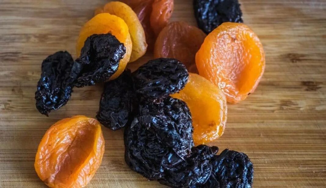 можно ли есть курагу на ночь. изюм курага чернослив финики инжир. чернослив абрикос и инжир. женская курага. орехи цукаты сухофрукты.