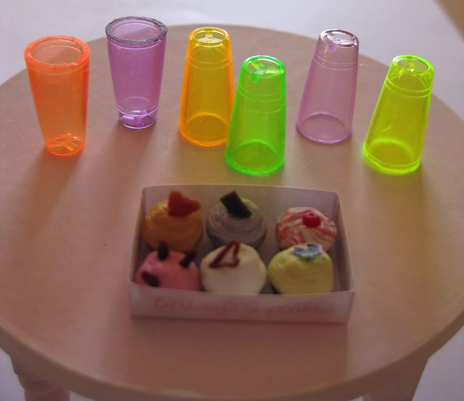 опыт с краснокочанной капустой. шоколадные стопки. миниатюрный стаканчик для кукол. стаканчик из бумаги. миниатюрная кукольная посуда.