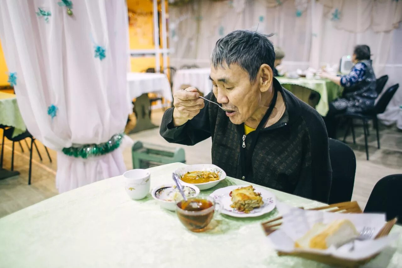 Кафе Графский берег Якутск. Столовая для бездомных. Бездомный в кафе.