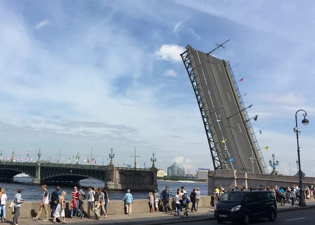 Где начинается мост. Разводной мост в Питере. Метро Адмиралтейская мост разводной. Санкт-Петербург Литейный мост график. Разведенный Литейный мост.