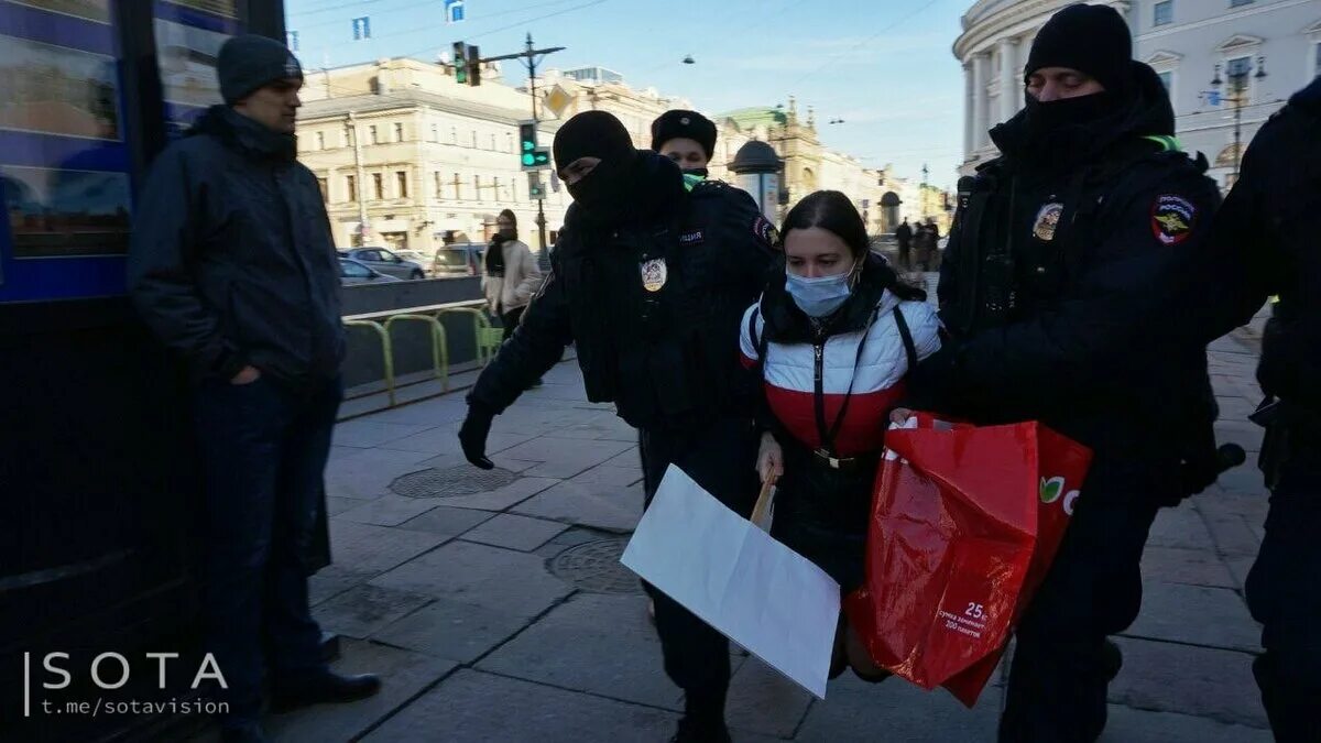 митинги спб 2022. в петербургском метро задержали девушку за пацифистский значок. антивоенные акции протеста в россии. 24 сентября бок андрей фонтанка. протесты в петербурге.