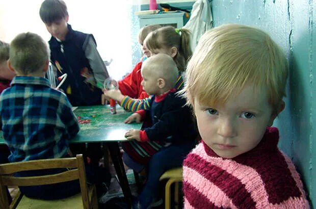 Национальные дети сироты. Мальчик в детском доме. Дети из детдома. Дети из детдома. Сирота детский дом.